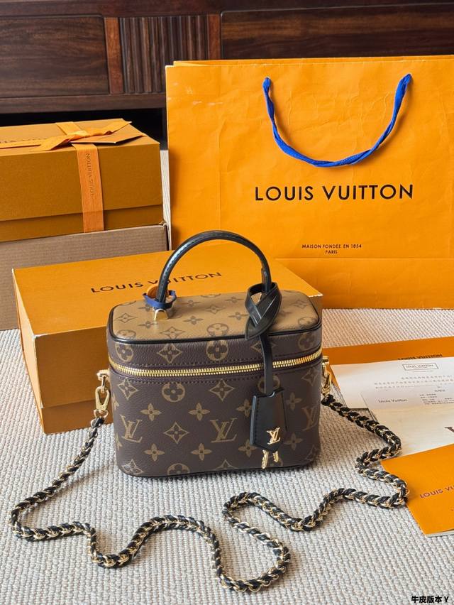牛皮版本 Lv Vanity 老花系列 化妆箱 造型设计感强烈的化妆箱链条包 采用标志性的L箱包元素 尽显浓烈的复古情怀色调 灵活运用拼色风格 金属与皮质编织糅