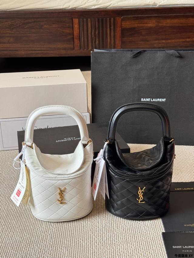 小羊皮 ysl Gaby Bucket薯条包 菱形绗缝的薯条包 可手拎可肩背 很有趣味性~造型感满满 size 17*19Cm 小羊皮 ysl Gaby Bucket薯条包 菱形绗缝的薯条包 可手拎可肩背 很有趣味性~造型感满满 size 17*19Cm