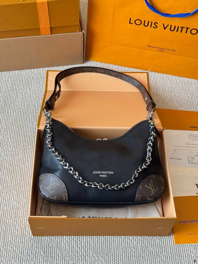 lv Boulogne邮差包 牛角包 新款的 Boulogne Size 对比之前小了 但完全不影响它的容量 设计上多加了金色链条 发8 增添时尚感之余 也让包