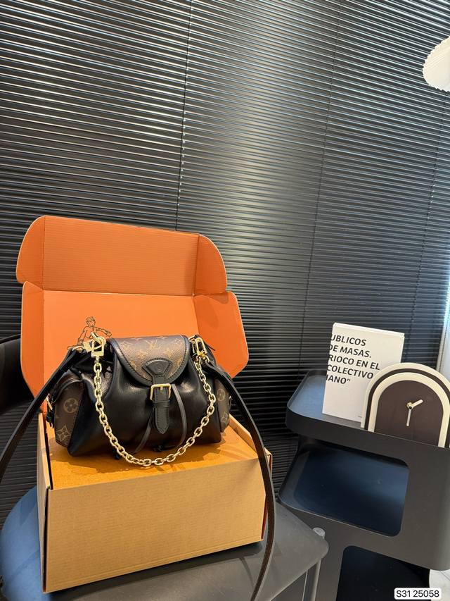 配飞机盒折叠盒子 Lv2025秋冬系列巴黎时装周--这一季的Louis Vuitton真的让人心动 既有秀场上的艺术感 又有日常实穿的单品 完全满足了不同场合的