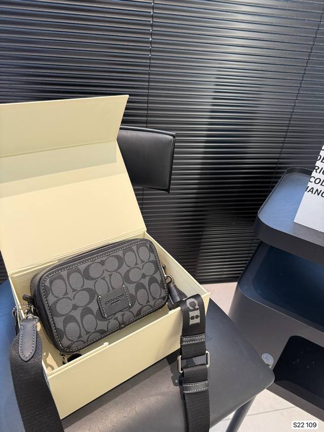 配折叠盒子 蔻驰相机包 时尚的设计 元气满满 包身百搭 时尚 男生女生皆可背 无敌好看 尺寸 19 12 货号109