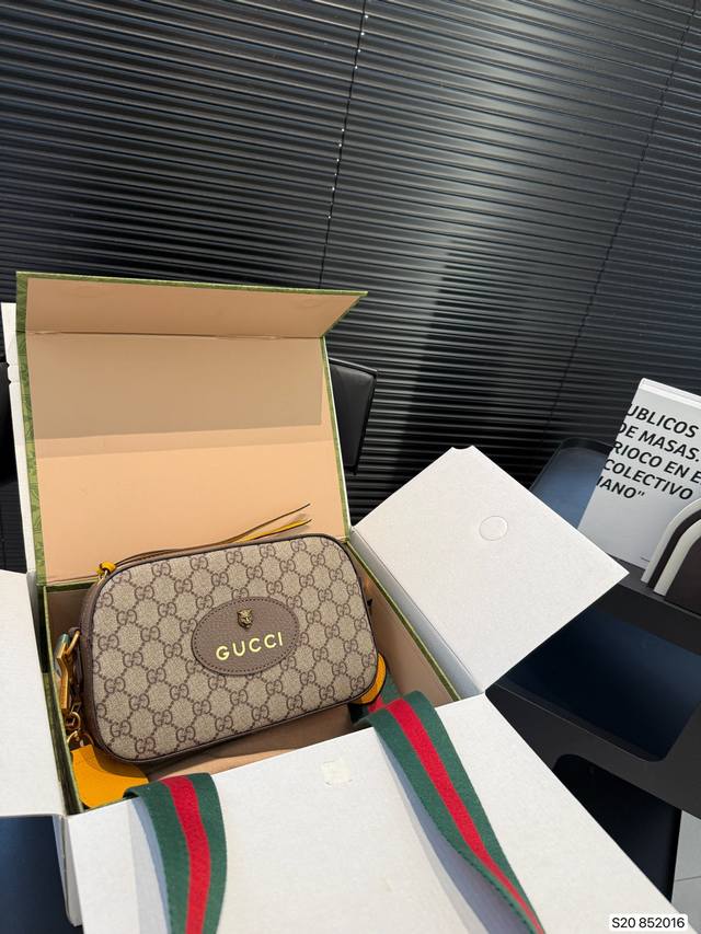 配飞机盒折叠盒 酷奇虎头相机包 原版花花内衬 内里钢印Logo 搭配简直是心跳的撞击 古铜色五金浓厚的复古风越用越有感觉 宽阔的红绿织带是古奇最经典的品牌符号