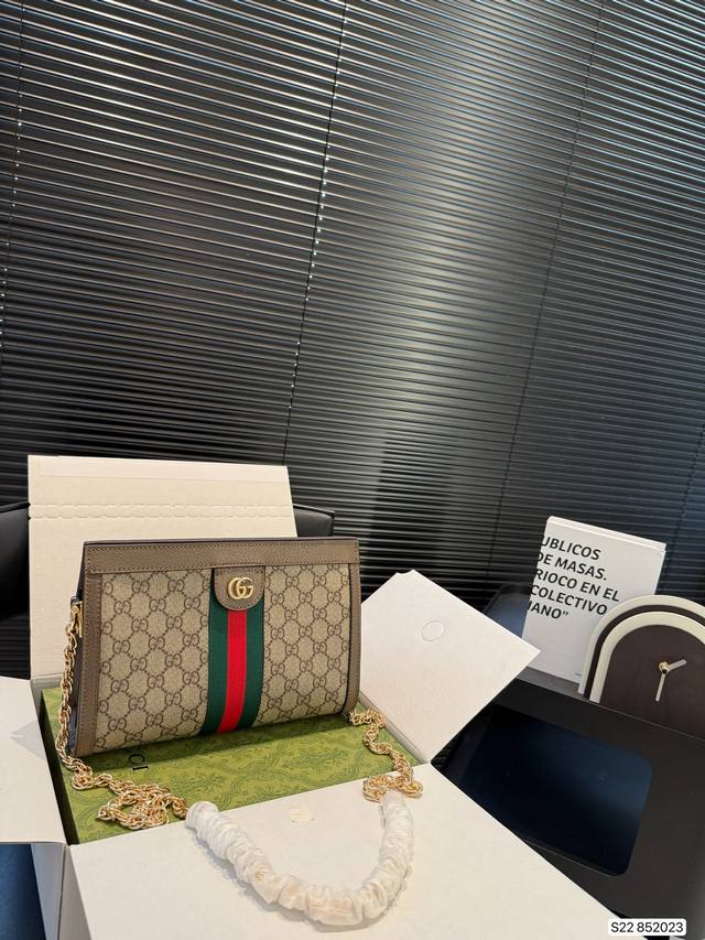 配飞机盒折叠盒子 酷奇夹包 优雅永存 重工链条包带- 原版金色五金 光滑的皮革边油 内衬带Logo 每个细节堪称完美 尺寸 26 18 货号85