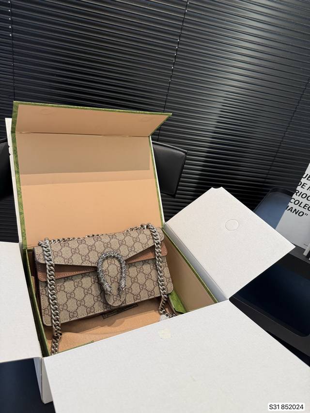 配飞机盒折叠盒子 酷奇酒神 23年新款Gucci古驰酒神 配上复古银五金 整个包充满时髦风格 这是一款复古气质款 寸25 13 货号85