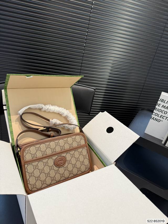 配飞机盒折叠盒子 酷奇相机包 酷奇单肩包 gucci 斜挎包 最新系列 这个款复古韵味特别浓 原版内里 上身效果也超赞 主要以精致特别的五金来提升整体质感 尺寸