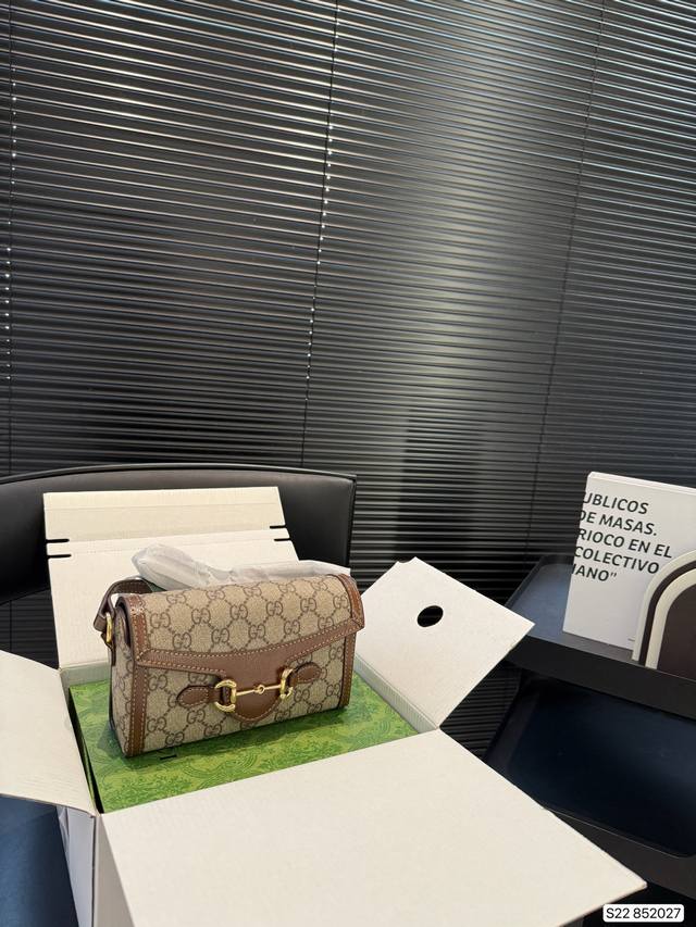 配飞机盒折叠盒子 酷奇 1955马衔扣手机包信封包 老花的时髦度不容忽视 这个春天继续拔草 这个系列耐看的不要不要 这复古的韵味啊 拿捏的死死的 这只迷人的信封