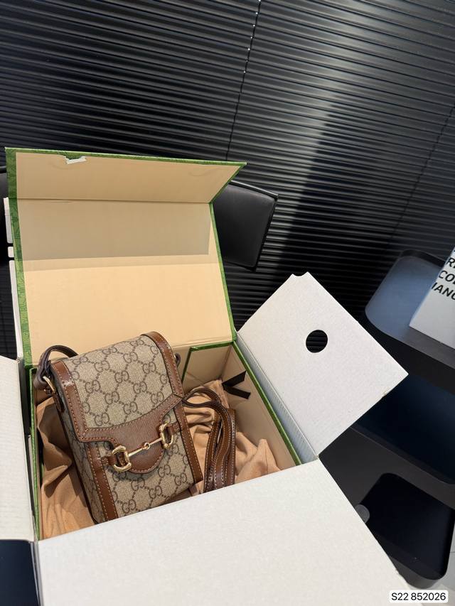 配飞机盒折叠盒子 酷奇 1955马衔扣手机包信封包 老花的时髦度不容忽视 这个春天继续拔草 这个系列耐看的不要不要 这复古的韵味啊 拿捏的死死的 这只迷人的信封