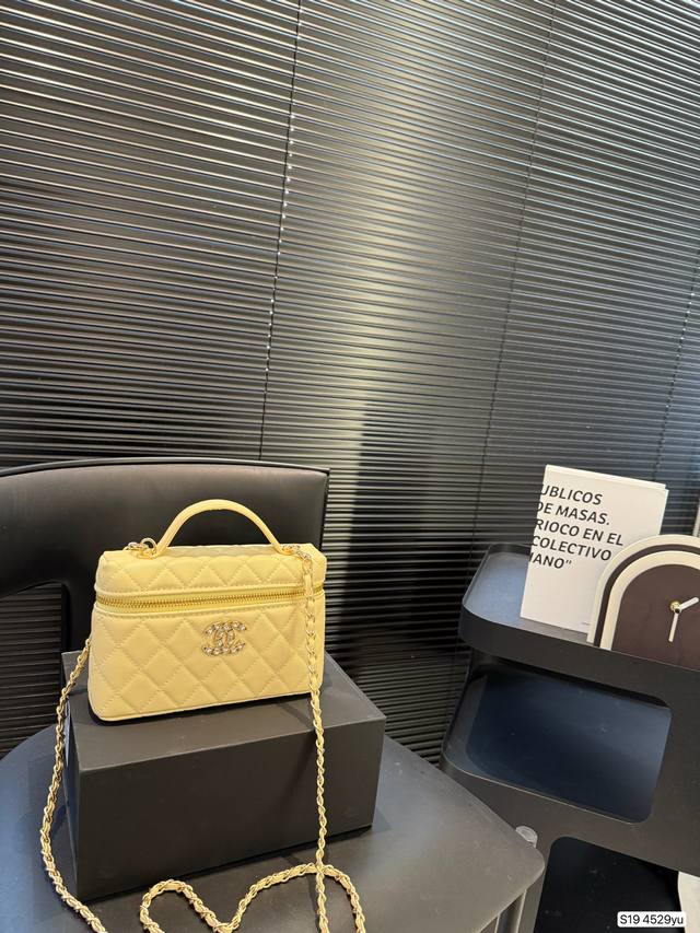 配折叠盒子 香奈儿化妆包 我觉得吧 每个爱化妆的妹子都应该有个化妆包 出门拿上就可以走 里面装上我们最常用的化妆品 再也没有出门忘带口红的烦恼啦 尺寸 19 1