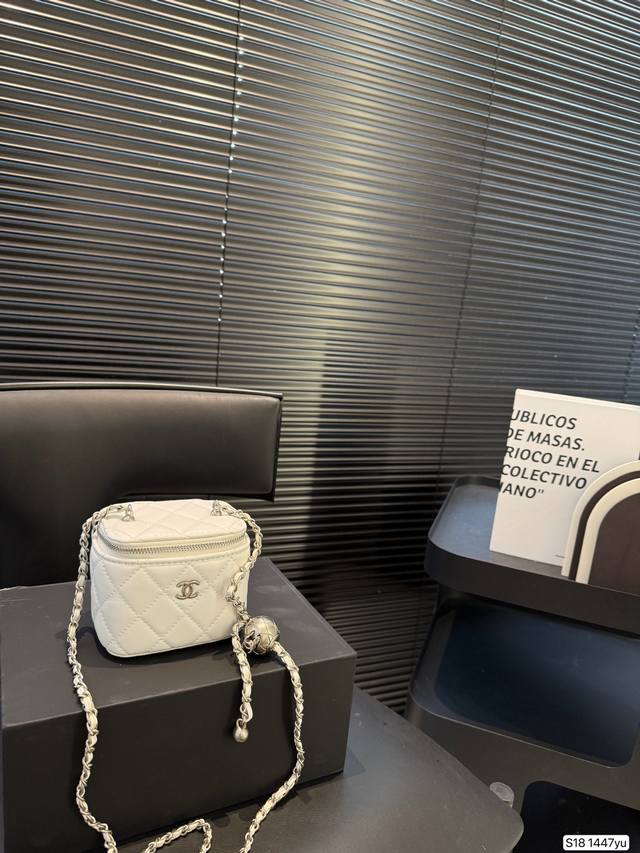 小号 配折叠盒子香奈儿 化妆包 银球调节扣 调节银球简直美炸 超级好搭配复古链条 多种背法 整体细节超加分 不得不服的颜值 尺寸 11 9 货号小号1447Yu