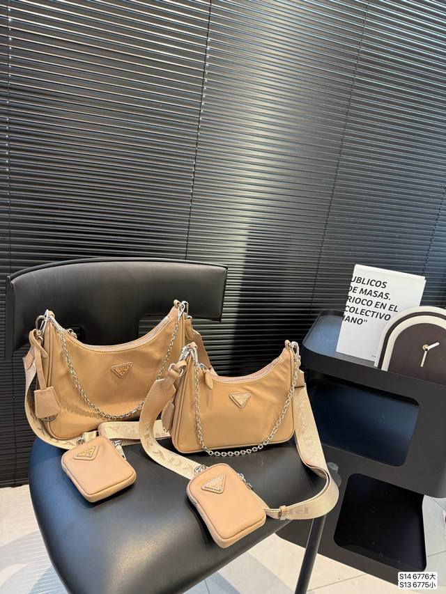 大号 小号 配盒子 普拉达二合一 有一点美式复古感慵懒又随性 夏天随便搭配都很好看 尺寸 大号25 14 小号22 11 货号大6776 小6775