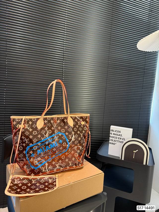 配盒子 Lv果冻包 pvc托特包 包容量很大 里面简单放一些钥匙口红护手霜 日常背出门通勤也很亮~~时尚与小清新完美结合 尺寸31 29 货号14491