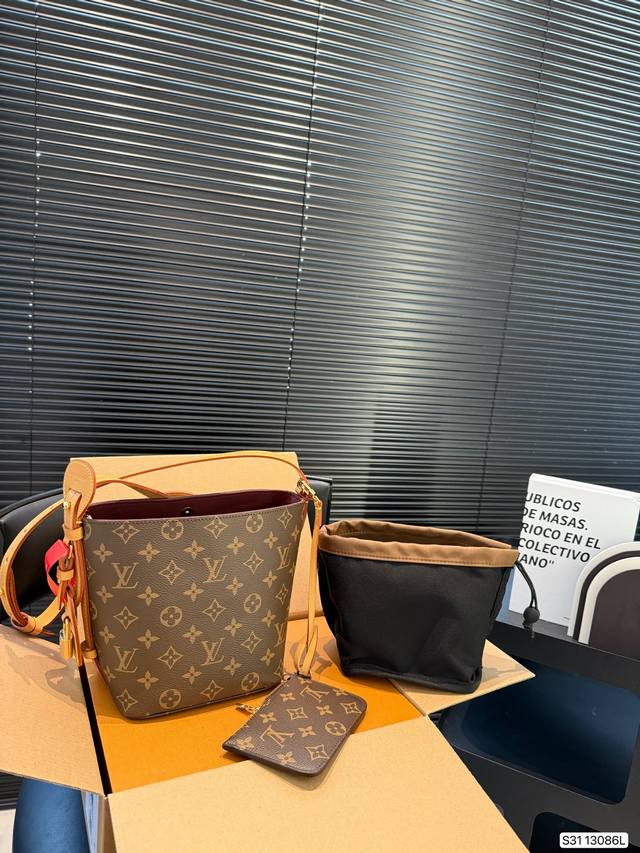 配飞机盒折叠盒子 盲猜这次Lv上新黑马是All In Bb Lv水桶 Lv尤物 尺寸 17 18.5 货号13086L