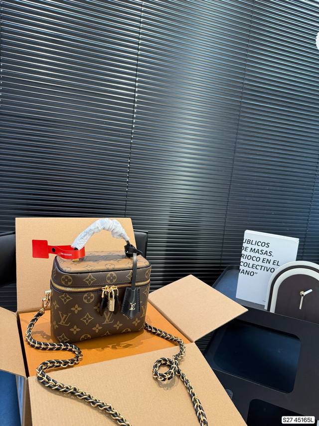 配飞机盒折叠盒子 这一季的化妆包颇受时尚界的青睐 看到第一眼就种草了 造型很硬核 但空间很实用~走在路上就是一道行走的风景线啊 回头率杠杠的~ 而且真的好好搭