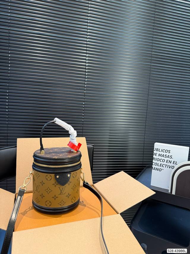 配飞机盒折叠盒子 lv 发财桶包 原版五金Logo 内设专柜Logo 备受拥戴拥有超久历史 华丽感爆棚 入门级轻熟款 秀气精致很提气质 质量对比原版复刻 皮绒内