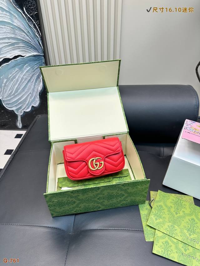 迷你尺寸16.10 小号尺寸21.13 大号尺寸25.15 配全套礼盒包装 gucci酷奇 Ggmarmont马蒙链条包 超纤皮绗缝V形工艺 陶瓷饰面效果滑链肩