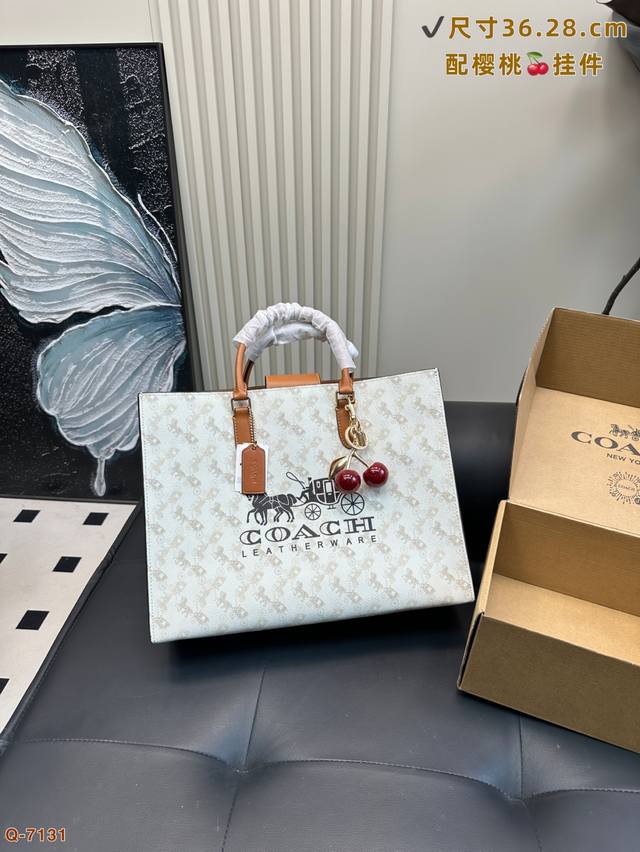 配礼盒 蔻驰Coach配樱桃挂件Maggiesmall托特包单肩包 斜挎包这款包包真的好精致 适合职场女性通勤穿搭 满满高级感 不怕东西掉出来啦 时尚又实用的包