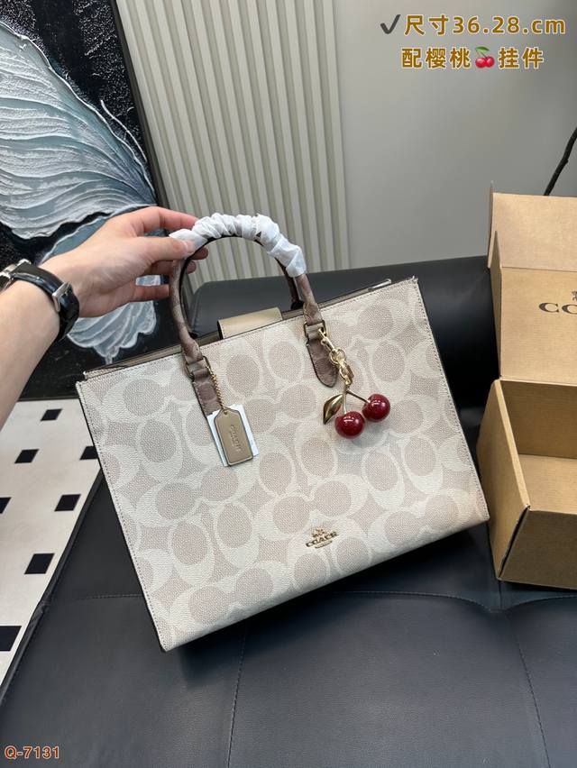 配礼盒 蔻驰Coach配樱桃挂件Maggiesmall托特包单肩包 斜挎包这款包包真的好精致 适合职场女性通勤穿搭 满满高级感 不怕东西掉出来啦 时尚又实用的包