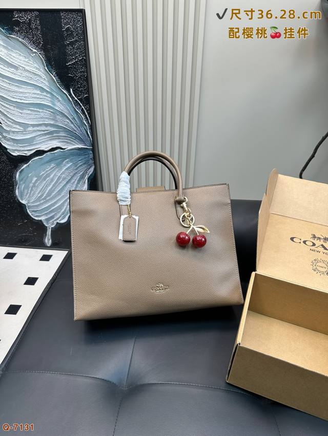 配礼盒 蔻驰Coach配樱桃挂件Maggiesmall托特包单肩包 斜挎包这款包包真的好精致 适合职场女性通勤穿搭 满满高级感 不怕东西掉出来啦 时尚又实用的包