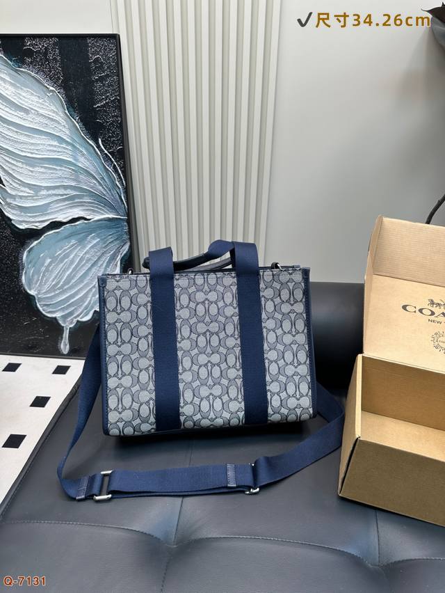 配礼盒 coach蔻驰 新款Smith 系列托特包 内部空间也很大 可以轻松装下你的日常用品 完美满足你的需求 不论是上学 上班还是约会 都能轻松背上它 尺寸3