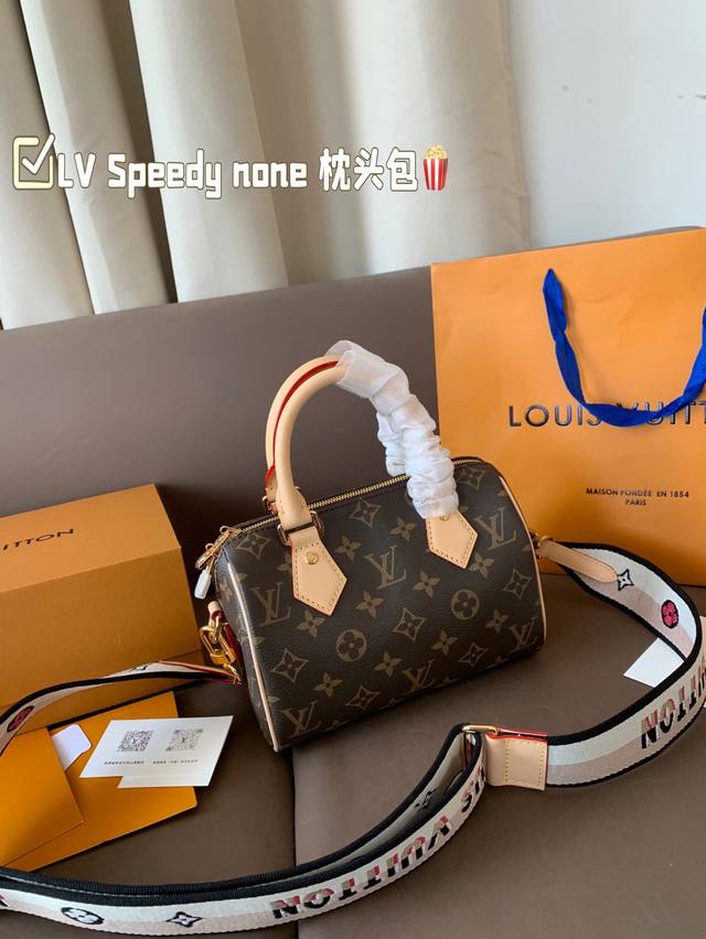 折叠飞机礼盒 钢五金 变码芯片 lv Speedy None 枕头包 这款Retiro 手袋以标志性的Lv老花面料制成 搭配奢华的变色牛皮饰边 经典永恒 优雅低