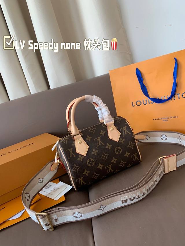 折叠飞机礼盒 钢五金 变码芯片 lv Speedy None 枕头包 这款Retiro 手袋以标志性的Lv老花面料制成 搭配奢华的变色牛皮饰边 经典永恒 优雅低