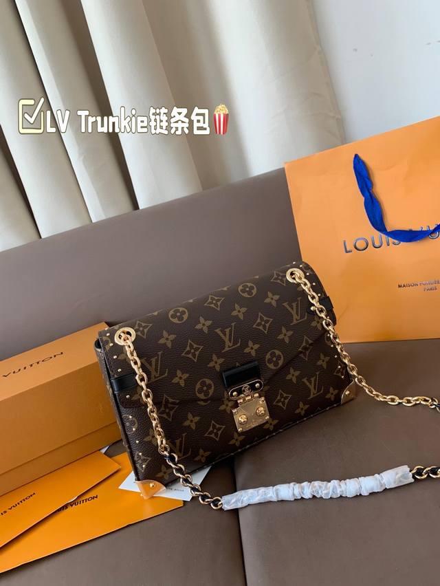 折叠盒飞机盒 钢五金 变码芯片 lv Trunkie链条包 搭配金属质感包角和标志S-Iock锁扣 复古行李箱 内部空间和拉链口袋方便容纳日常所需 滑链肩带拓展