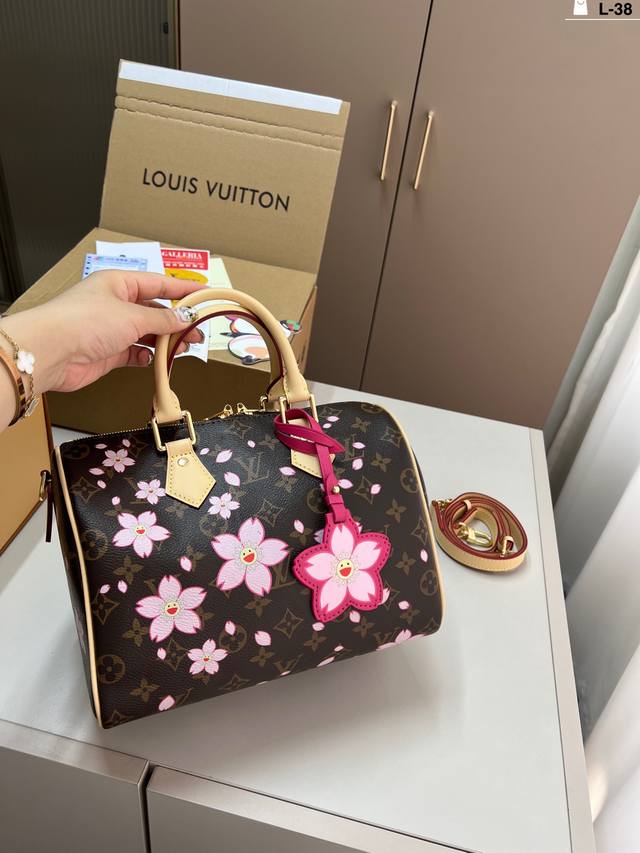 lv 新款系列 City Keepal手袋,全网首发 Lv Speedy Nano 枕头包这款Retiro 手袋以标志性 经典永恒 l-38尺寸26 19折叠盒
