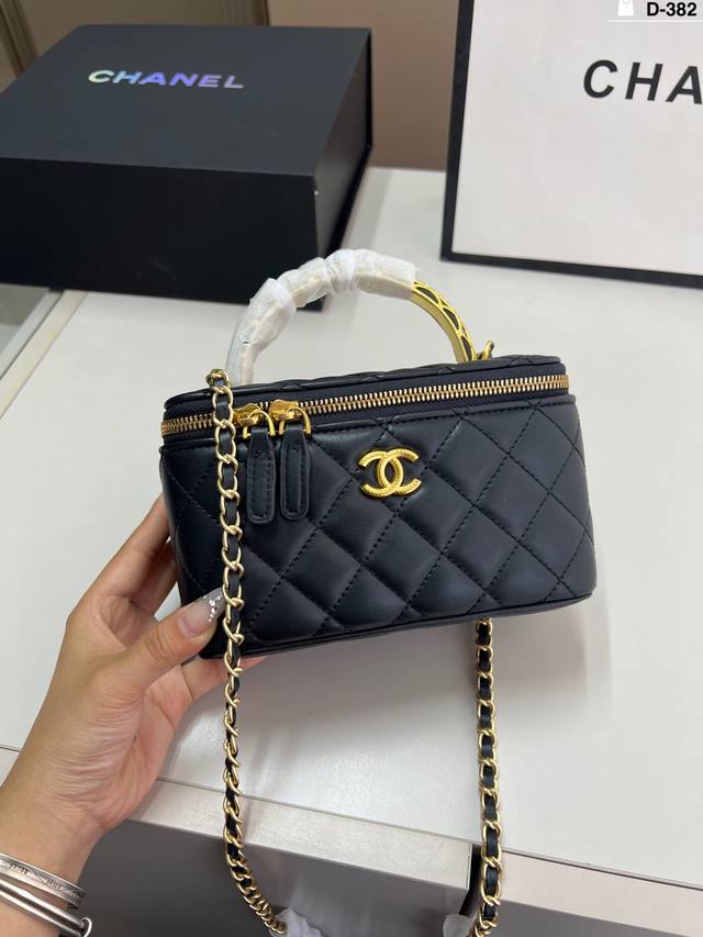 chanel香奈儿手柄化妆包 可单肩 斜挎 尽显女人优雅气质 是一款超级百搭的休闲链条包 d-382尺寸17 11折叠盒
