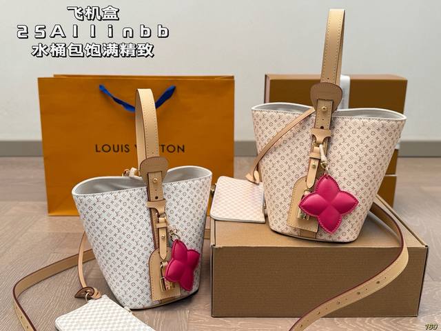 飞机盒 25Allinbb水桶包 lv出新款啦 饱满精致的小福袋 配长肩带 手提 可斜挎 质感五金搭配设计 太绝了 空间超可 可谓是小包中的战斗机 尺寸17 1