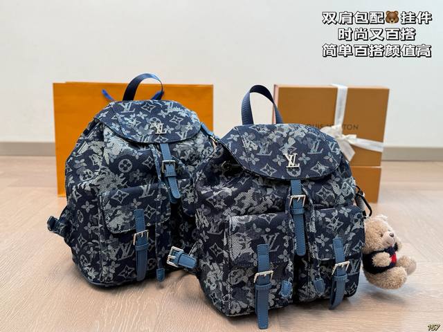 配挂件 普拉达prada尼龙双肩包 lv牛仔双肩包 时尚又百搭 具有独特的艺术气息 简单百搭 颜值高 日常出街首选 尺寸30 33 23 28