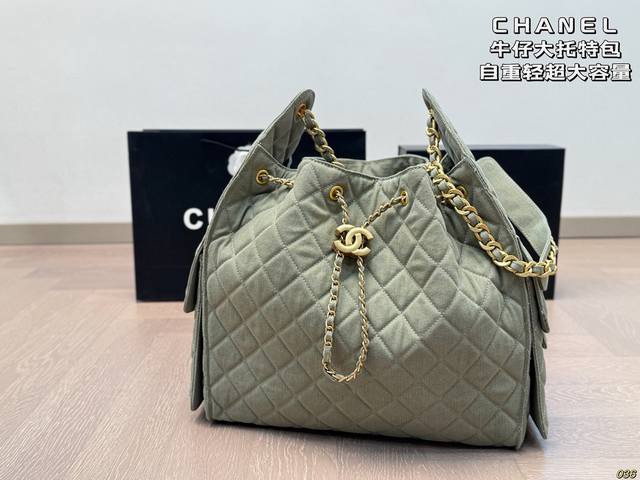 chanel 香奈儿牛仔大托特包 自重轻 超大容量 手提可肩背 休闲随性的感觉 上身非常帅气 尺寸34 32 chanel 香奈儿牛仔大托特包 自重轻 超大容量 手提可肩背 休闲随性的感觉 上身非常帅气 尺寸34 32