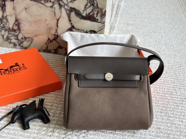 配盒 size: 20*17Cm 2025新品首发蕞实用小包Herbag20 新品尝鲜~ 20Cm尺寸太讨喜了 mini款又轻又能装 肩带不能调节长度更适合斜挎