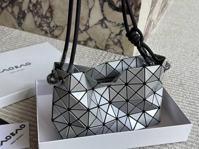 三宅-生豆腐包 非常喜欢钻石包的型 带底座容量大形状又很随意~ 这个月新出的白色和浅灰色 都很爱30*16