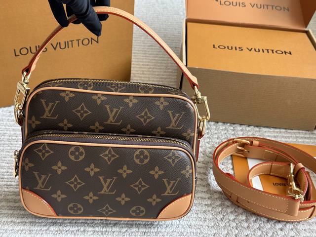 lv 2025年男士新款Nilnil是横版双层设计 同款也是有两种材质帆布和皮质款 双层设计容量也更多 可以手拎和斜挎也很方便~ 今年的男包一定会冲出重围卖爆的