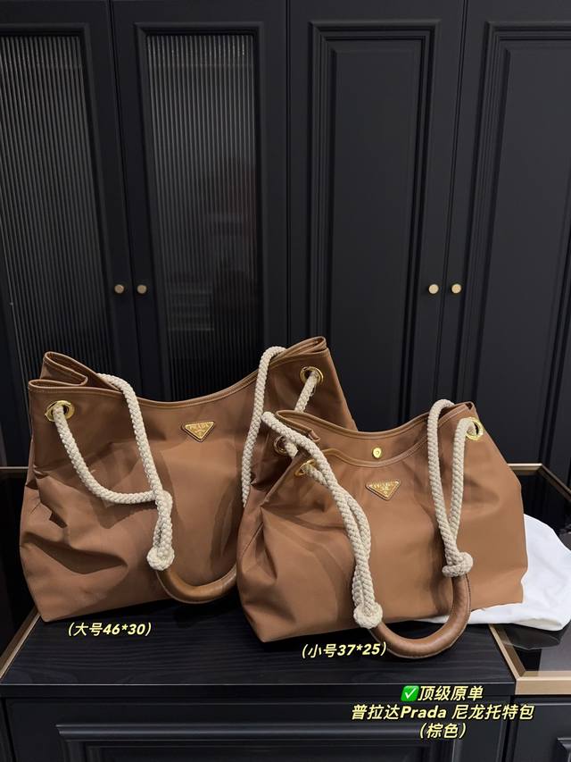 顶级原单 大号 尺寸46.30 小号 尺寸37.25 普拉达prada 尼龙托特包 尼龙材质超级轻便耐用 超大容量轻松放入pad 笔记本电脑 百搭实用兼具时尚酷