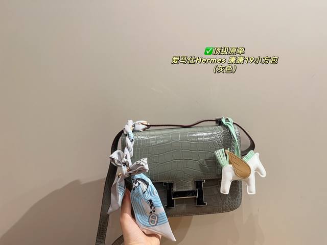 顶级原单 配折叠盒尺寸23.14 爱马仕Hermes 康康19小方包 康康19美洲鳄鱼皮是一款极为奢华的手袋 颜色低调而优雅 展现出独特的气质 采用美洲鳄鱼皮制