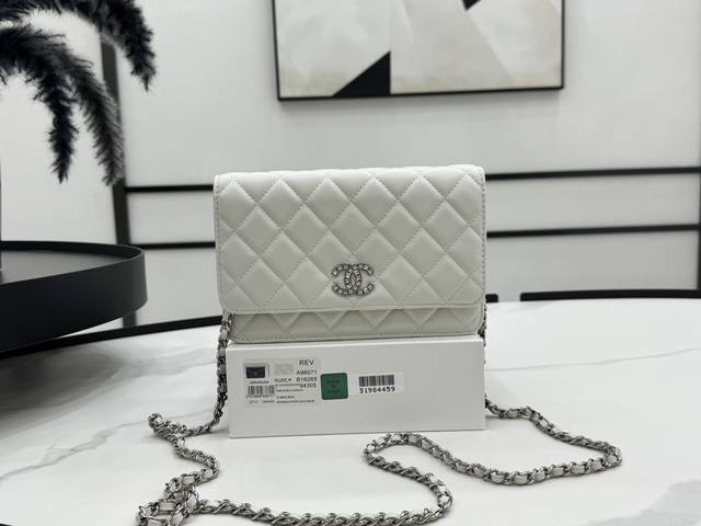A96071 Chanel Woc发财包羊皮搭配水钻五金，工艺 闪亮亮 鲜美极了，名媛佳丽必入品 尺寸：19.2*12.3*3.5Cm