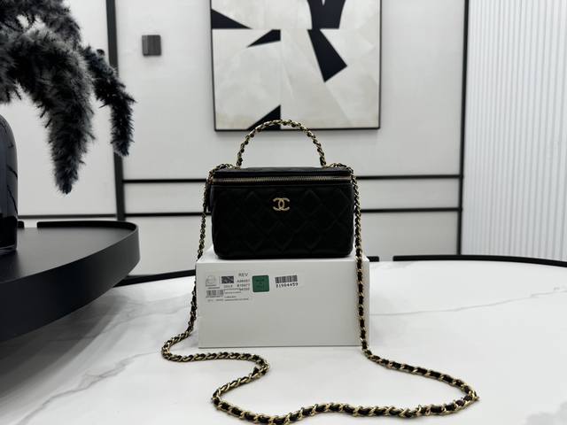 A96087 Chanel 24A新款手柄小号化妆包 鱼子酱牛皮 经典皮穿链条搭配复古五金 Logo手把真的很惊艳 手提肩背都 出街必备 Size：17Cm