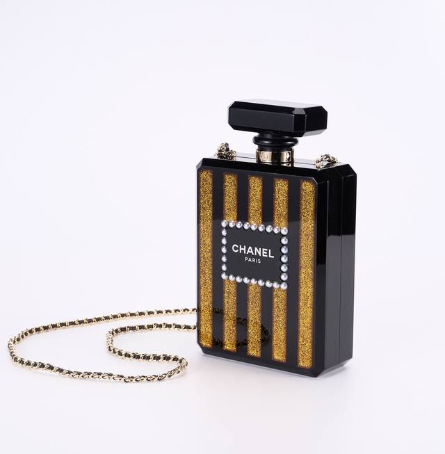 Ohanel 超限量秀款香槟竖纹香水瓶晚宴包 独家现货啦 Chanel大都会系列 秀款香水瓶亚克力盒子包 绝美走秀款 包身镶嵌珍珠 正面珠光细闪亚克力 黑色拼香