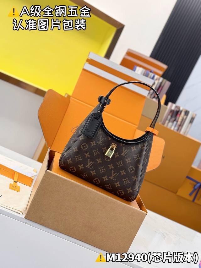 内部价 特级Mb高弹面料 The Drop 小号手袋 型号：M12940 材料：A+级全钢五金，进口高弹面料 包装：全套特级免税Mb包装 尺寸：15 X 12