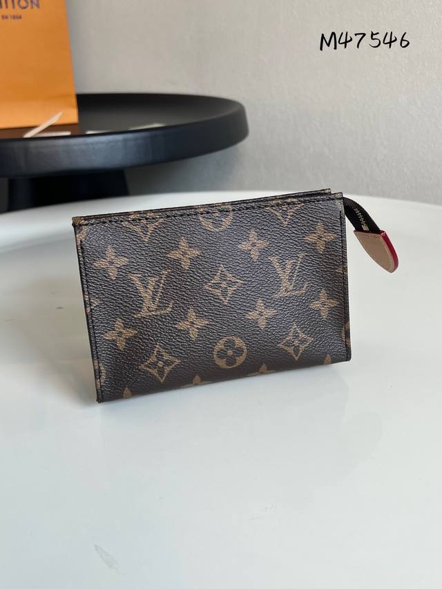 芯片版 M47546 盥洗袋 Monogram帆布化妆盒，内部空间宽敞，两侧采用接裆式设计，方便取放物品，可将它轻而易举地放进手袋中。15 X 10 X 4.5