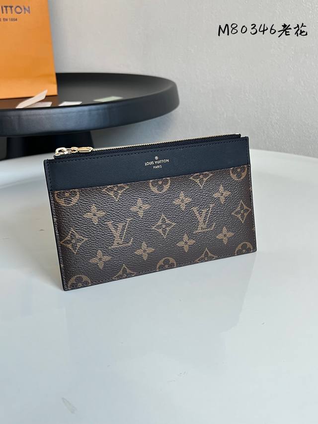 芯片版 M80346老花 Slim Purse 手拿包采用 Monogram 帆布和丝滑牛皮实现简约构型，点缀路易威登标识压纹，设有拉链主隔层、外贴袋、外隔层和