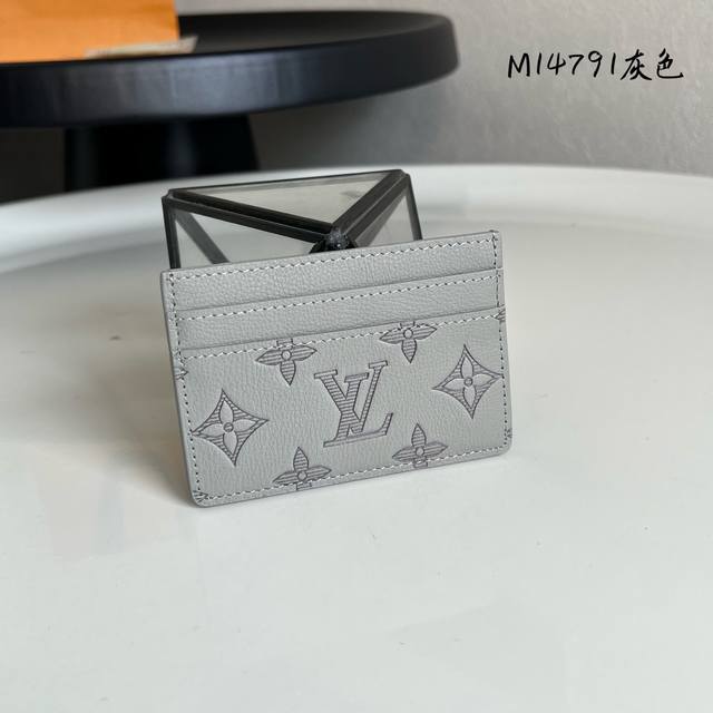 芯片版 M14791灰色 采用头层牛皮制作 此款采用全新Monogram Eclipse涂层帆布材质的卡片夹 尺寸：11.0 X 7.0 X 1.5 厘米 长