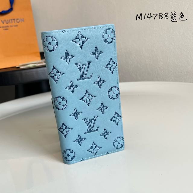 芯片版 M147P蓝色 全皮长款西装夹 Brazza 钱夹 取材柔软 Monogram Shadow 牛皮革，以 Monogram 压纹和牛皮革内衬彰显考究格调