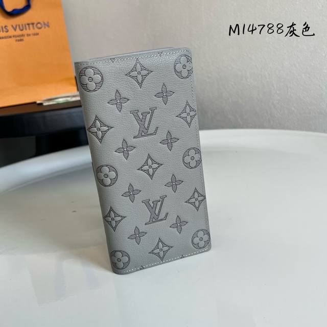 芯片版 M147P灰色 全皮长款西装夹 Brazza 钱夹 取材柔软 Monogram Shadow 牛皮革，以 Monogram 压纹和牛皮革内衬彰显考究格调