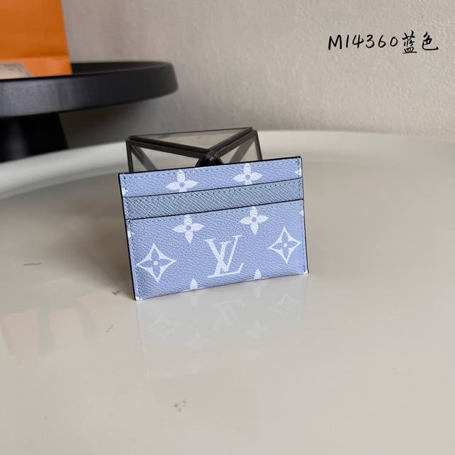 M14360蓝色 此款采用全新Monogram Eclipse涂层帆布材质的卡片夹风格靓丽而时髦，体积小巧，可轻松收入口袋中。配有中央口袋与四个插槽，可存放信用