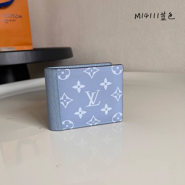 M14111蓝色 這款尺寸小巧的Multiple錢包以同色調的Monogram帆布搭配Taga皮革，展現俐落清爽的配色，散發活潑的運動氣息。內層配上黑色牛皮襯裡