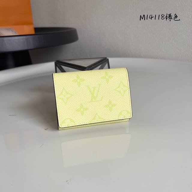 M14118绿色 Monogram帆布与Taiga皮革的春日邂逅，以牛皮革内衬、卡片夹层和口袋彰显功能考量，搭配后部外袋。精巧构型可轻松收入口袋。尺寸：10*2