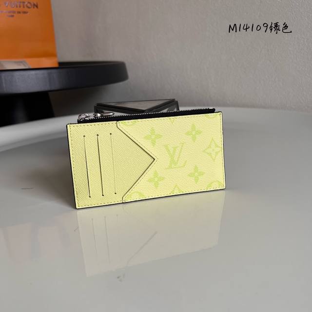 M14109绿色 這款零錢名片夾以Monogram塗層帆布製造，搭配色調相襯的Taga牛皮，配以黃色牛皮襯裡。設計時尚實用，四個夾層可存放信用卡、交通卡及名片，