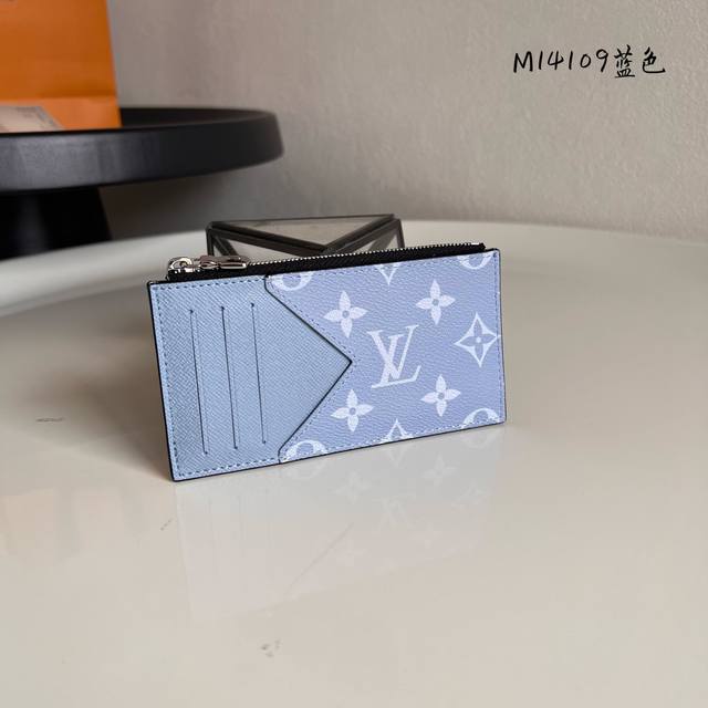M14109蓝色 這款零錢名片夾以Monogram塗層帆布製造，搭配色調相襯的Taga牛皮，配以黃色牛皮襯裡。設計時尚實用，四個夾層可存放信用卡、交通卡及名片，